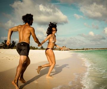 hero-couple-beach